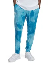 Pantalón de jogging Under Armour modelo Rival Terry, color celeste con estampado tie-dye y logo de la marca en la pierna izquierda.
