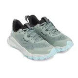 Championes de trail running Under Armour Charged Maven Trail, color marrón con detalles en naranja y negro. Diseñados para senderos, con capellada de malla transpirable, entresuela Charged Cushioning para amortiguación y suela de goma con tacos para tracción.
