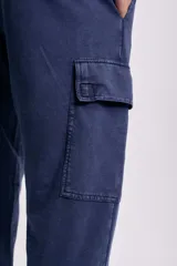 Pantalón deportivo cargo jogger azul marino con bolsillos laterales y tobillos ajustados.