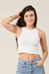 Top tipo musculosa de punto acanalado en color blanco, con cuello redondo y cierre de cremallera frontal.