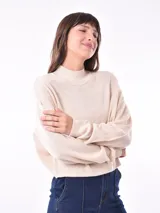 Sweater negro de tejido de punto con cuello alto.