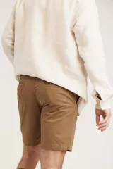 Bermuda color beige de lino, corte recto y largo a la rodilla.