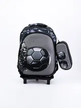 Mochila con carrito color gris con estampado de manchas y pelota de fútbol. Incluye cartuchera lateral con estampado de pelotas de fútbol.
