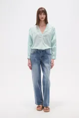 Pantalón de jean azul de calce alto, corte recto y lavado medio.