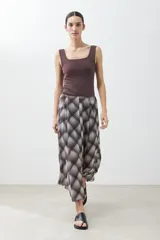 Maxi falda con estampado escocés en tonos chocolate, marrón y beige.