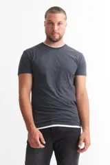 Remera gris de manga corta con cuello redondo y detalles blancos a contratono en cuello y ruedo.