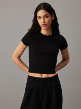 Remera negra de algodón, corte slim cropped, cuello redondo y mangas cortas.