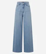 Pantalón de jean celeste, modelo wide leg, con cintura alta y corte sastre.