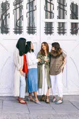 Bailarinas de tacón de 2,5 cm con estampado animal print y ribete en verde caza. Interior de piel y suela de cuero.