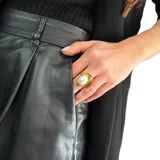Anillo dorado con una perla ovalada engarzada.