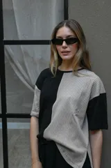 Remera beige con diseño color block, de corte recto y mangas cortas.