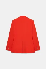 Blazer color rojo con cuello solapa, manga larga con hombreras, bolsillos delanteros con solapa y cierre frontal con botones dorados.