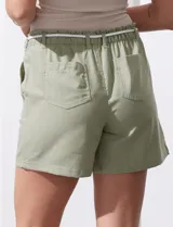Short de lino estampado a rayas verticales grises, con pretina elastizada y cordón de ajuste.
