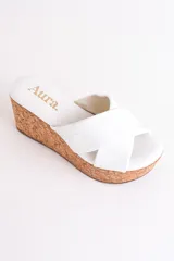 Sandalia dorada con plataforma de corcho, tiras cruzadas de cuero y plantilla acolchada.