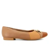 Zapato bajo color marrón, de cuero, con puntera redondeada y detalle de hebilla dorada.
