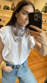 Pañuelo de seda cuadrado con estampado abstracto en tonos lila, violeta y dorado.