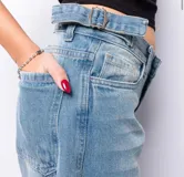 Pantalón de jean celeste con cintura alta y corte ancho.