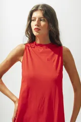 Vestido maxi de algodón liviano en color rojo, con silueta relajada, cuello redondo y diseño sin mangas.