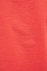 Falda larga color coral, estilo cargo, con cintura regulable con cordón, tajo frontal y bolsillos laterales con solapa.