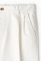 Pantalón de vestir color crema, de corte recto, con bolsillos laterales y traseros. Se ajusta a la cintura con botón.