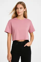 Remera corta rosa con cuello redondo y mangas cortas.