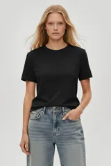 Remera de manga corta, cuello redondo y calce holgado.