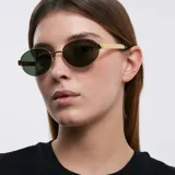 Lentes de sol ovalados con montura delgada dorada y patillas gruesas con estampado carey. Lentes polarizadas verdes con protección UV400.