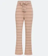 Pantalón largo de tejido de punto con rayas horizontales en tonos beige y marrón claro. El pantalón es de corte flare, con cintura alta y lazo para ajustar.