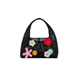 Bolso negro tejido a crochet con diseño de flores de colores y logo de la marca.