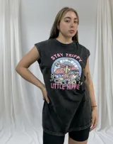 Remerón negro con efecto gastado, sin mangas y con estampado de hongos, flores y mariposas.