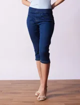 Jegging capri de algodón marca Erika, color azul denim. Delantera con bolsillos simulados y trasera con bolsillos aplicados.