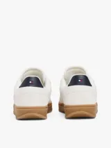 Zapatillas Tommy Hilfiger modelo Heritage, color blanco con detalles en azul marino en el talón y logo bordado en el lateral. Suela de goma color caramelo.