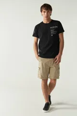 Bermuda cargo color verde militar con bolsillos laterales con cierre y logo metálico.