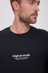 Camiseta negra de manga larga y cuello redondo con estampado frontal de la marca Originals Studio.