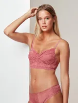 Bralette de encaje floral color rosa, marca Montelle. Sin aro ni relleno, con forro interno de microtul elastizado, breteles regulables y cierre trasero de tres posiciones.