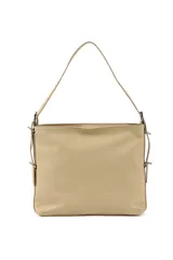 Bandolera color beige con correa ajustable, bolsillo grande y dos bolsillos pequeños frontales con cierre.
