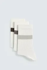 Pack de tres pares de calcetines blancos de caña media con banda horizontal en marrón, gris oscuro y gris claro.