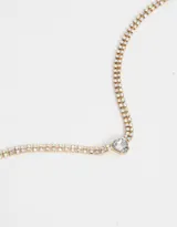 Gargantilla dorada con cadena de strass y dije de corazón con strass.