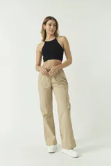 Top corto color beige, sin mangas y de escote redondo.