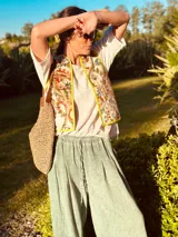 Chaleco con estampado floral, ribeteado con una cinta al bies color amarillo flúor.