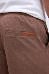 Short de baño marrón con cordón ajustable en la cintura.