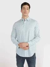 Camisa de hombre de manga larga con estampado de cuadros en tonos celeste y blanco.