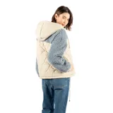 Campera con capucha color beige y mangas azul grisáceo de corderito. Tiene cierre frontal, puños ajustados y tres bolsillos frontales, uno con cierre.