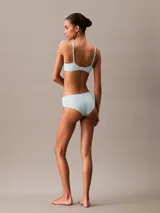 Bombacha de talle bajo de microfibra ligera, con bordes sin costuras cortados a láser y logo de Calvin Klein.