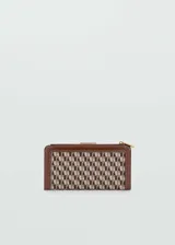 Billetera marrón con estampado geométrico, forro interior, logo en relieve, cierre de cremallera, cierre de botón a presión y múltiples ranuras para tarjetas.