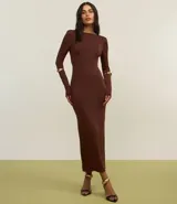 Vestido midi marrón de poliéster y elastano, con cuello redondo, mangas largas, espalda descubierta, fruncido en la parte baja de la espalda y abertura en la falda.