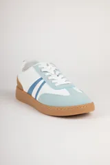 Zapatilla de símil cuero con diseño en varios colores, suela beige y cordones.