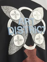 Camiseta negra de manga corta con cuello redondo y corte holgado.