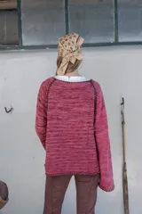 Saco de lana tejido a dos agujas color rosa con detalles bordados en marrón. Corte ancho, medio oversized.