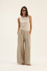 Pantalón palazzo de lino color azul con cintura elastizada y detalle de vainillas verticales en el frente.